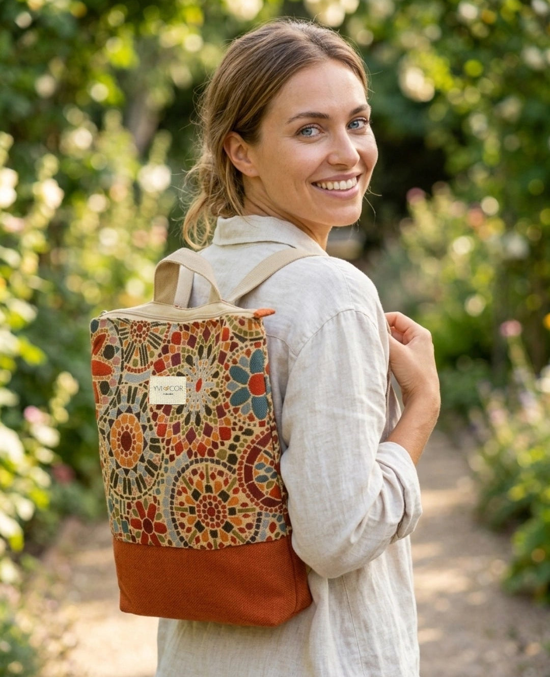 Mochila Camil artesanal con tejido tapiz mosaico mandala multicolor y base naranja, de Yvicor Atelier de Costura (vista 3).