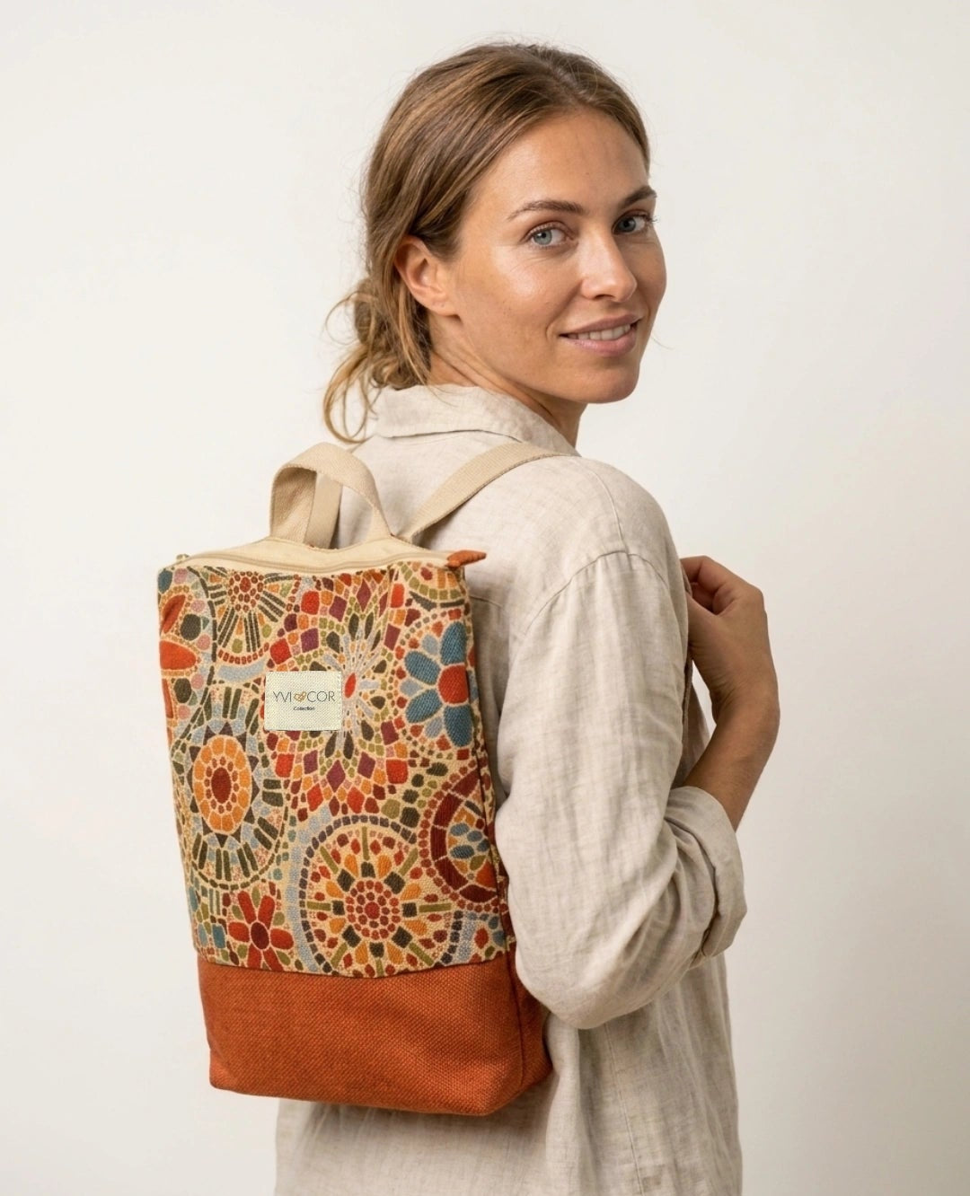 Mochila Camil artesanal con tejido tapiz mosaico mandala multicolor y base naranja, de Yvicor Atelier de Costura (vista 2).