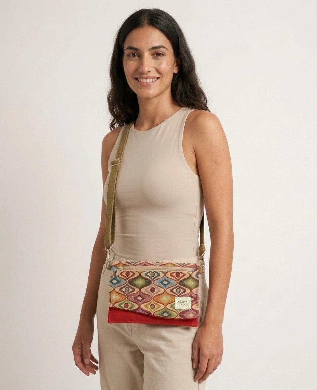 Bolso bandolera y clutch étnico rojo de la colección Yvicor Atelier de Costura, con tapiz colorido y detalles artesanales (vista 2).
