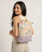 Mochila Camil artesanal en tela floral de peonías azul celeste con base lavanda, de Yvicor Atelier de Costura (vista 2).