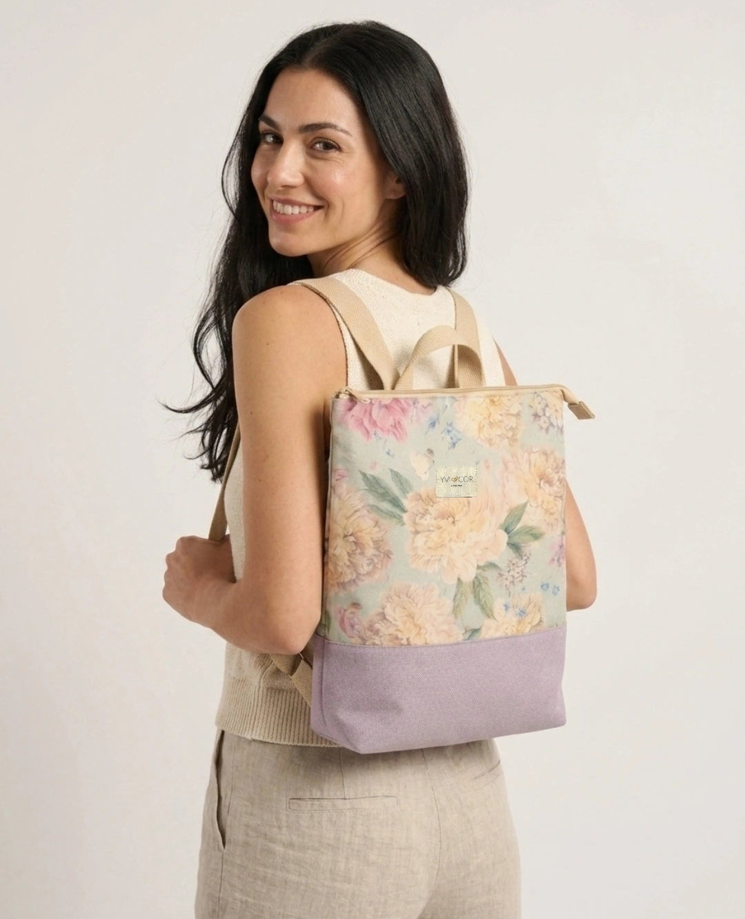 Mochila Camil artesanal en tela floral de peonías azul celeste con base lavanda, de Yvicor Atelier de Costura (vista 2).