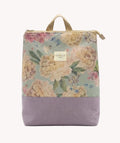 Mochila Camil artesanal en tela floral de peonías azul celeste con base lavanda, de Yvicor Atelier de Costura.