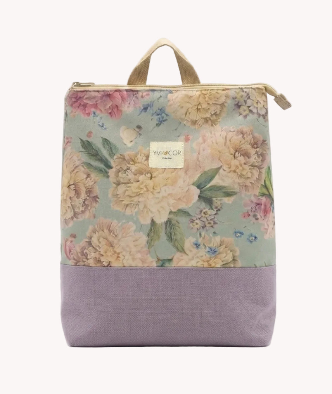 Mochila Camil artesanal en tela floral de peonías azul celeste con base lavanda, de Yvicor Atelier de Costura.