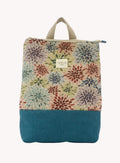 Mochila Camil artesanal con tejido tapiz de dalias multicolor y base azul petróleo, de Yvicor Atelier de Costura.