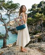 Mochila Camil artesanal con tejido tapiz de dalias multicolor y base azul petróleo, de Yvicor Atelier de Costura (vista 3).