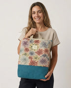 Mochila Camil artesanal con tejido tapiz de dalias multicolor y base azul petróleo, de Yvicor Atelier de Costura (vista 2).