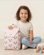 Niña llevando una mochila infantil rosa con estampado de pandas