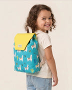 Mochila infantil turquesa con estampado de llamas y cactus y solapa amarilla