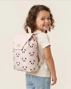Mochila infantil rosa con estampado de pandas y solapa rosa de zigzag