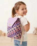 Vista en perspectiva de una mochila infantil lila con estampado de ponis