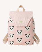 Niña llevando una mochila infantil rosa con estampado de pandas