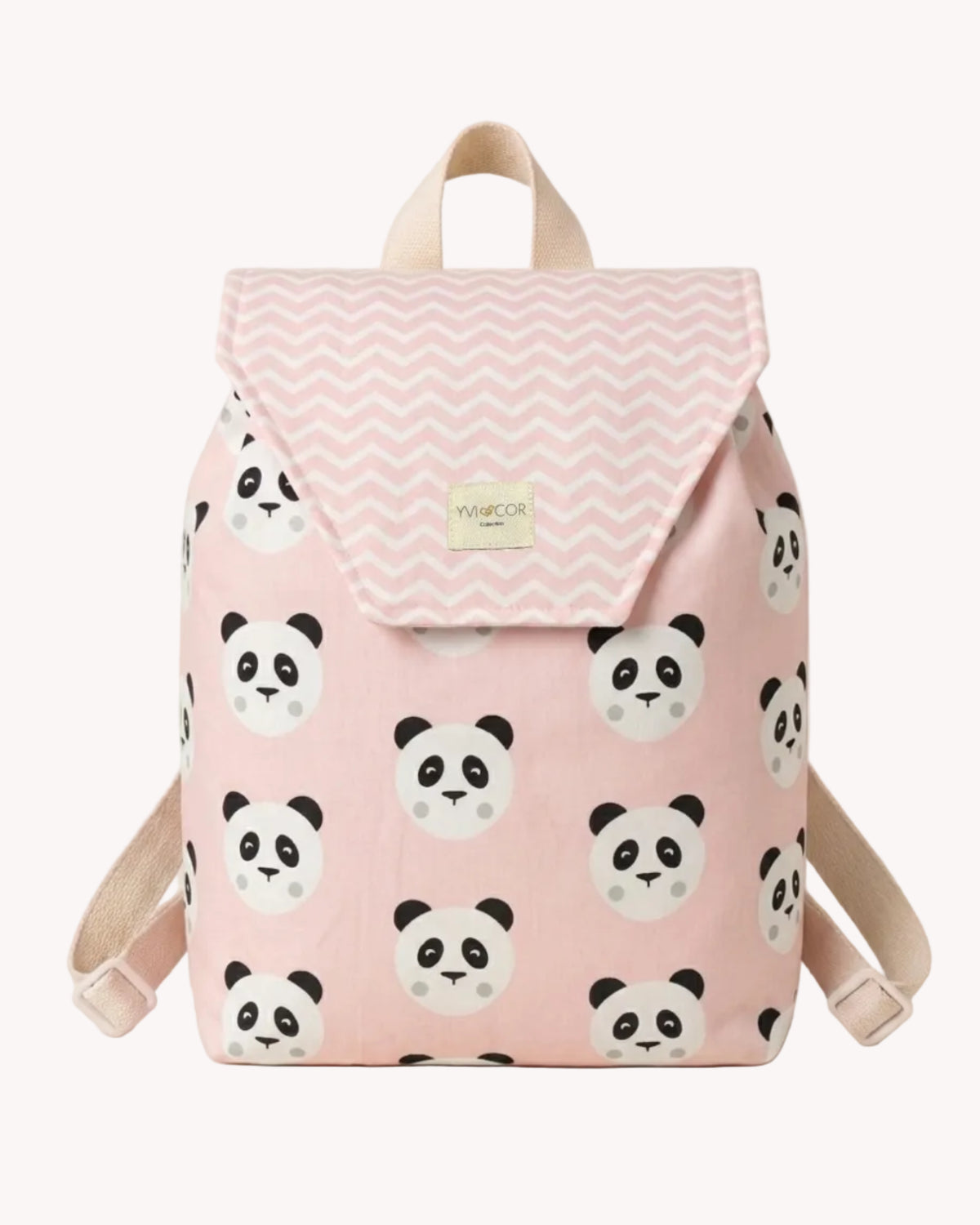 Niña llevando una mochila infantil rosa con estampado de pandas