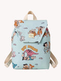 Niña llevando una mochila infantil azul claro con estampado de personajes prehistóricos