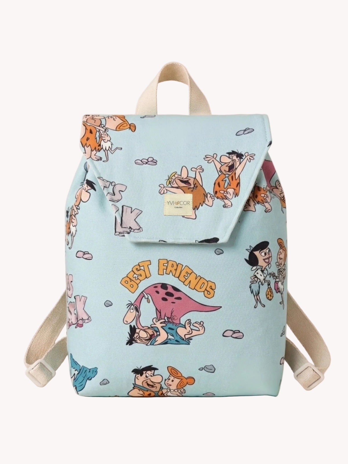 Niña llevando una mochila infantil azul claro con estampado de personajes prehistóricos