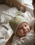 Conjunto de gorrito y babero para bebé con estampado floral vintage, de Yvicor Atelier de Costura (vista 2).