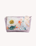 Bolso clutch artesanal con estampado floral acuarela, de Yvicor Atelier de Costura.