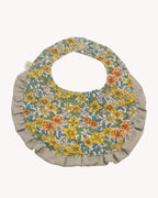 Conjunto de gorrito y babero para bebé con estampado floral vintage, de Yvicor Atelier de Costura (vista 3).