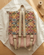 Mochila Camil artesanal con tejido tapiz geométrico multicolor y base de lino rosa, de Yvicor Atelier de Costura (vista 3).