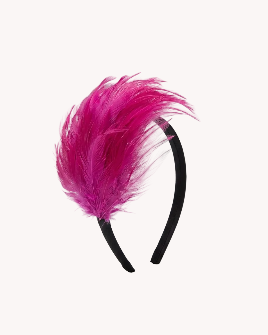 Diadema de plumas color buganvilla para novia e invitada, de Yvicor Atelier de Costura.