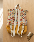Mochila Camil artesanal con tejido tapiz geométrico multicolor y base de ante camel, de Yvicor Atelier de Costura (vista 3).
