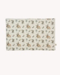 Mantel individual infantil en muselina con estampado de conejos y arcoíris, de Yvicor Atelier de Costura.