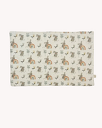 Mantel individual infantil en muselina con estampado de conejos y arcoíris, de Yvicor Atelier de Costura.