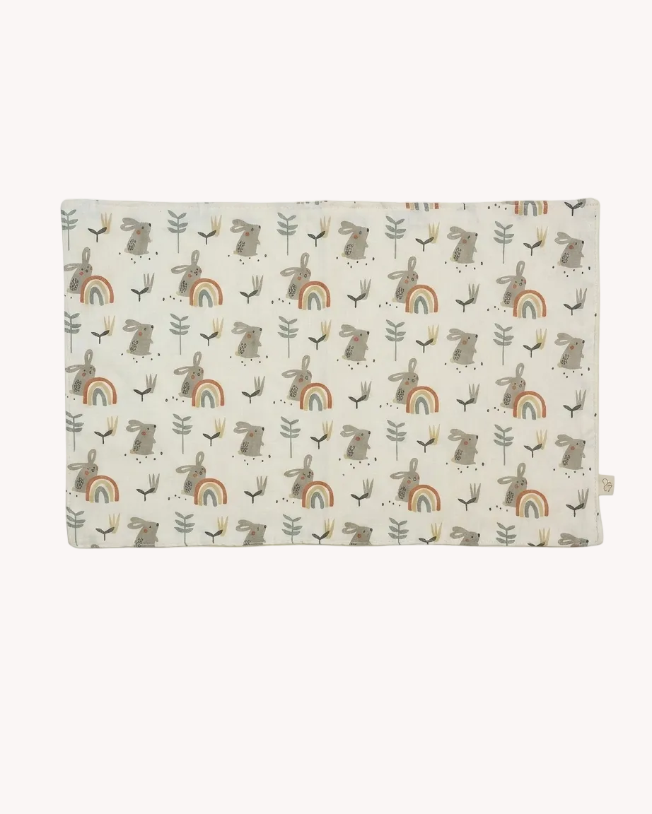 Mantel individual infantil en muselina con estampado de conejos y arcoíris, de Yvicor Atelier de Costura.