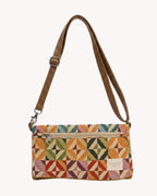 Bolso bandolera de la colección Yvicor Atelier de Costura, en cuero negro con detalles elegantes y correa ajustable.