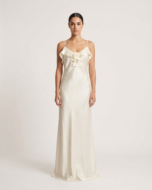 Vestido Invitadissimas Perla en flor, con detalles elegantes y diseño femenino, en tonos suaves y flores delicadas.