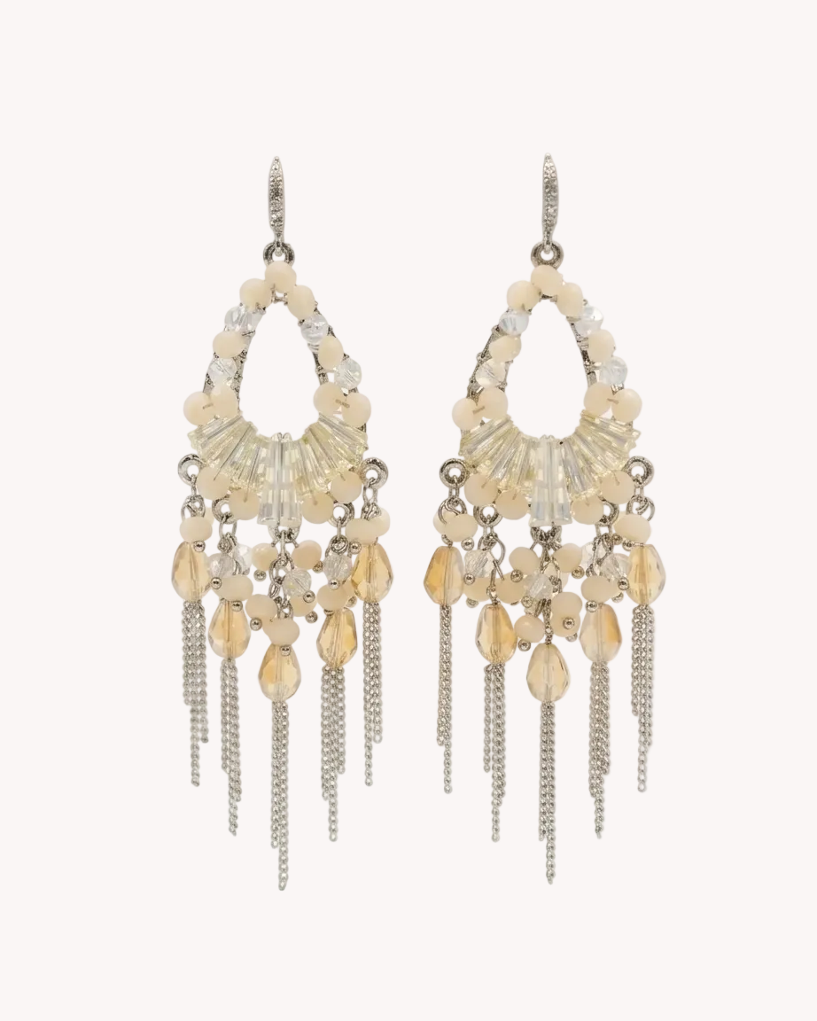 Pendientes chandelier con aro gota nacarado y colgantes de ámbar y cuarzo, de Yvicor Atelier de Costura.
