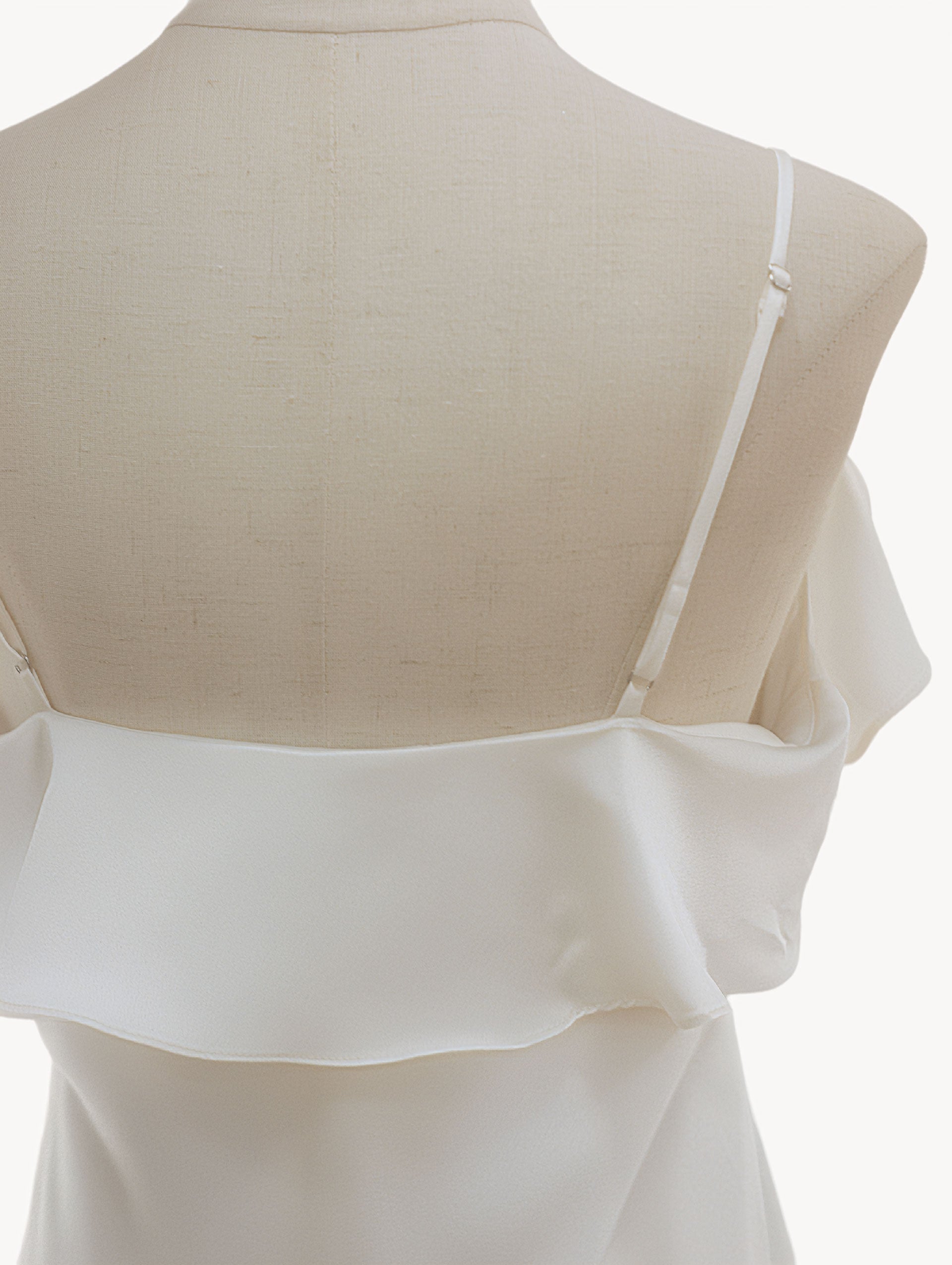 Vestido Largo Blanco Roto con Volante y Flor Artesanal - Atelier Yvicor