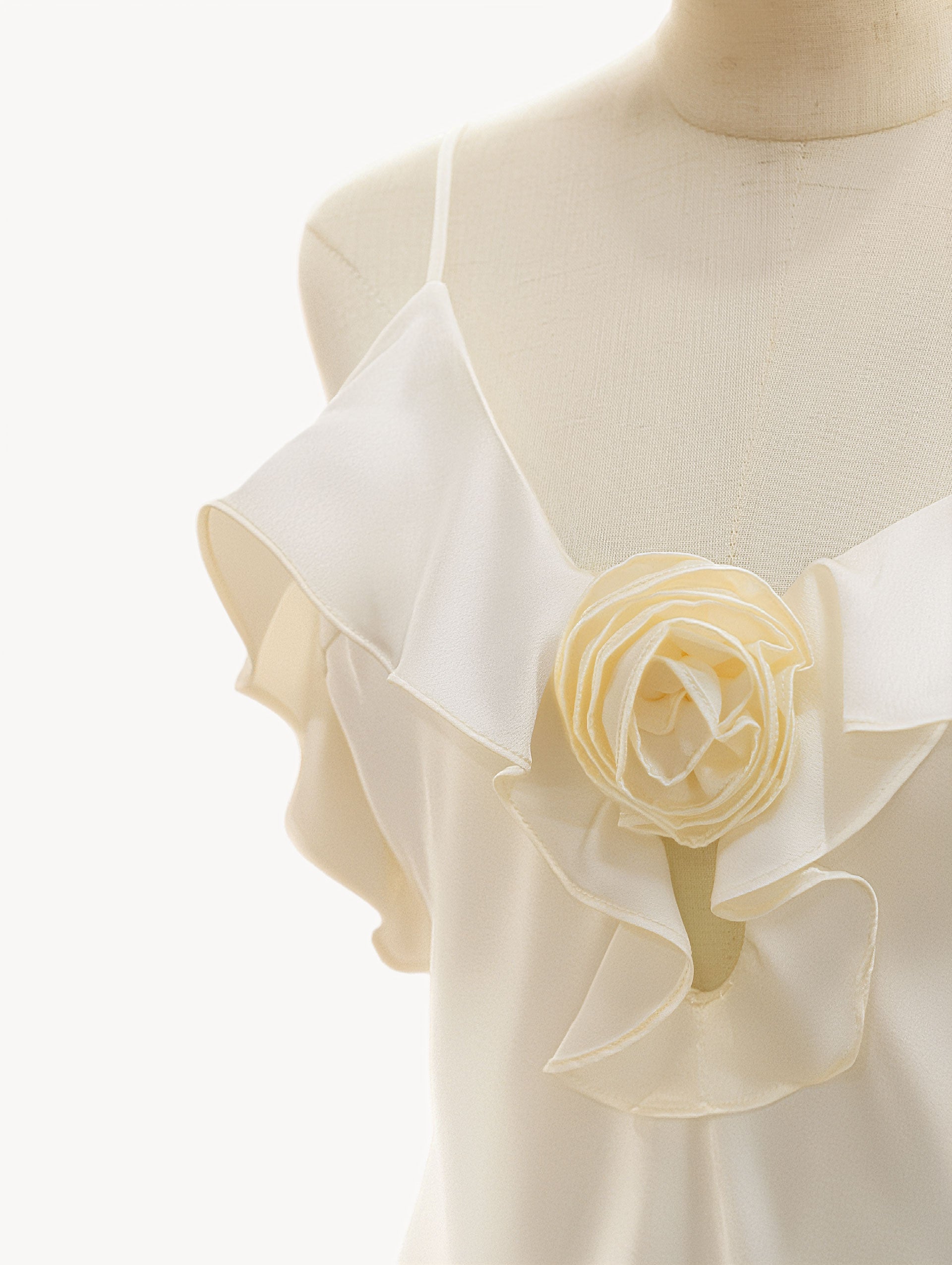 Vestido Largo Blanco Roto con Volante y Flor Artesanal - Atelier Yvicor