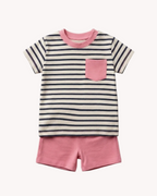 Conjunto de bebé marinero en rayas azul marino con short rosa coral, de Yvicor Atelier de Costura.