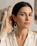 Pendientes chandelier con aro gota nacarado y colgantes de ámbar y cuarzo, de Yvicor Atelier de Costura (vista 3).