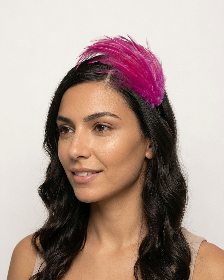 Diadema de plumas color buganvilla para novia e invitada, de Yvicor Atelier de Costura (vista 2).